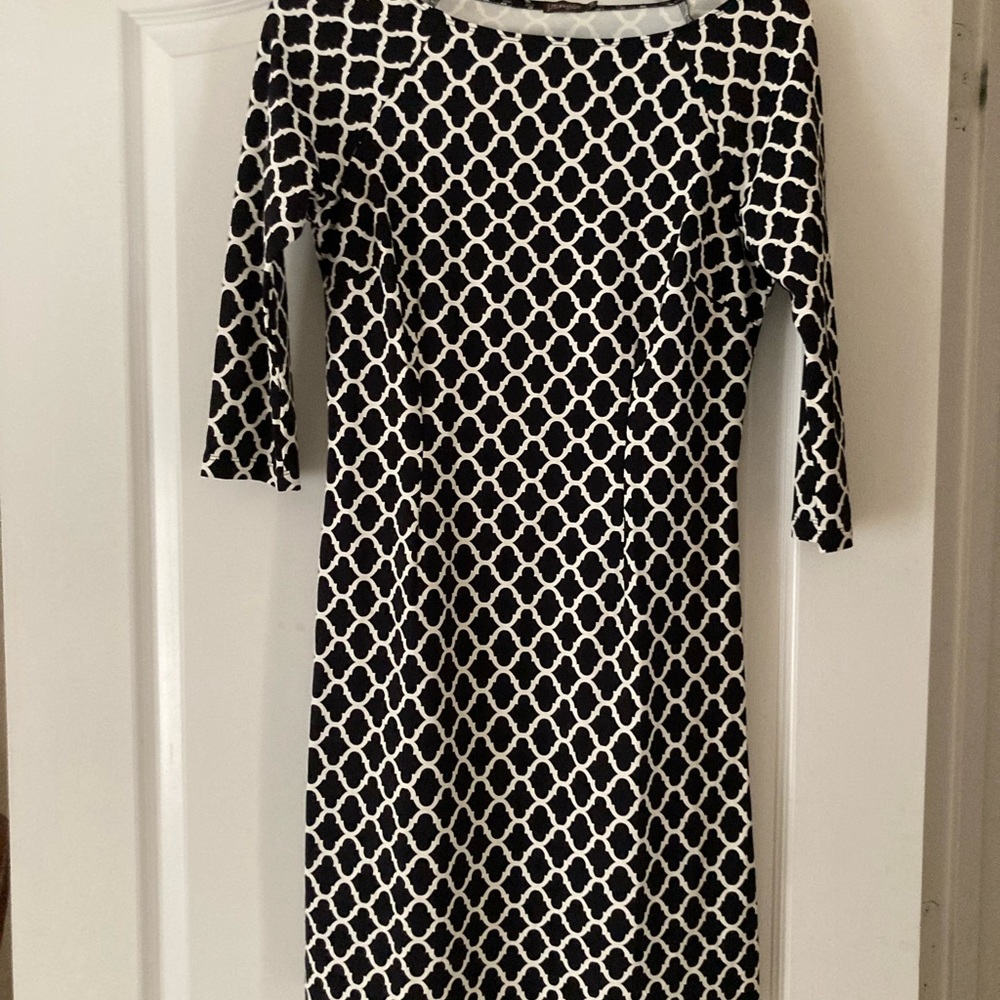 J McLaughlin black and white 3/4 sleeve . extra small dress. Like new